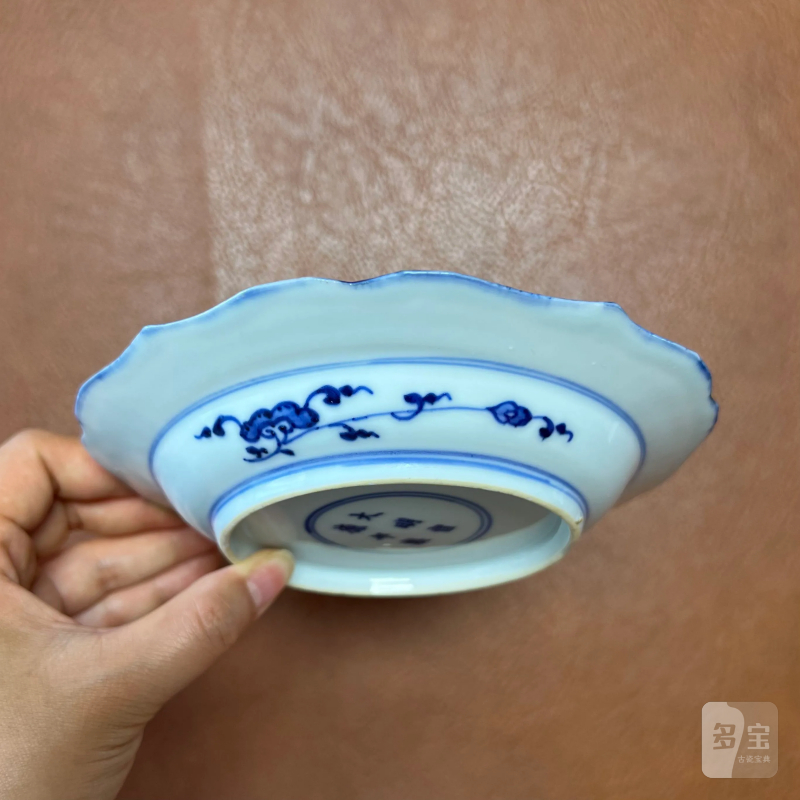 清雍正 仿宣窑青花花蝶纹葵口盘 - 图3